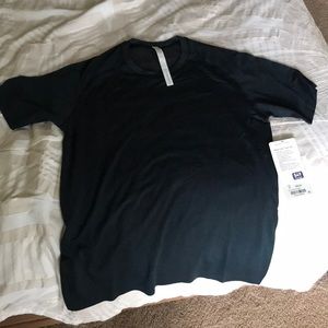 Lululemon men’s metal vent NWT shirt sleeve sz M